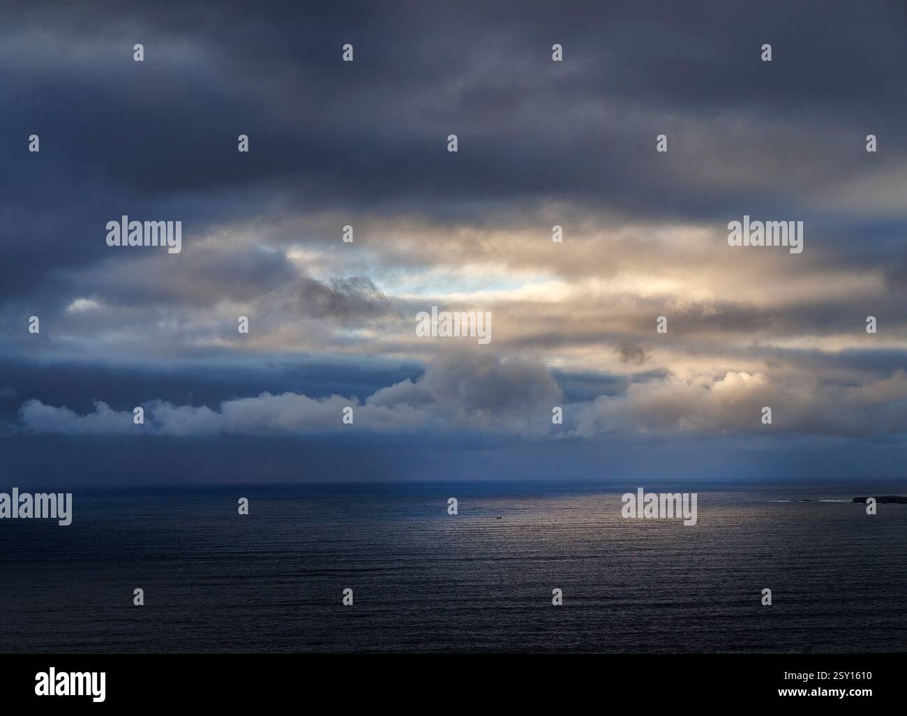 Sonnenlicht scheint durch Lücke in Wolken, Slieve League, Co. Donegal, Irland Stockfoto