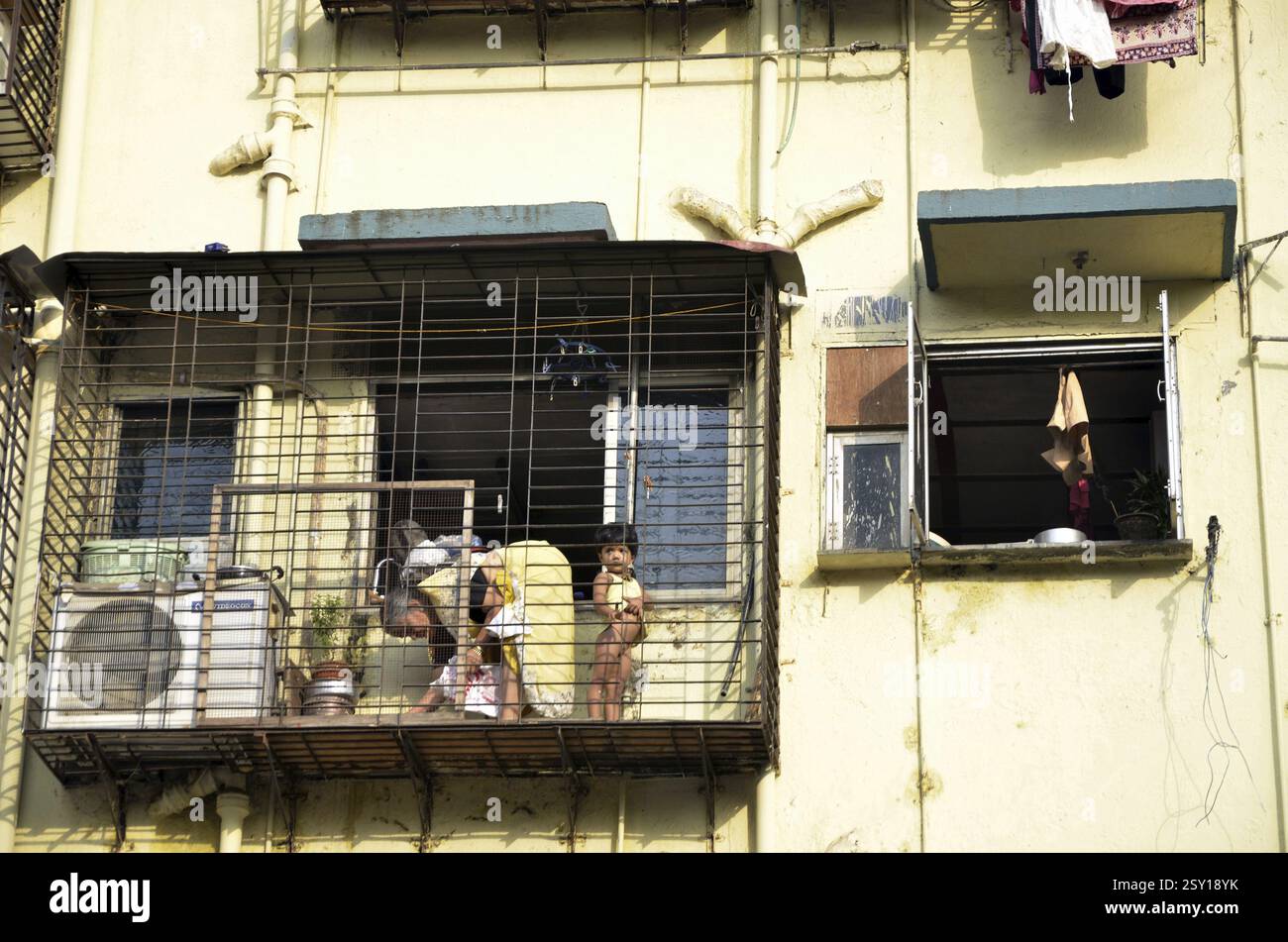 Alte Dame und Mädchen auf dem Balkon der Wohnung Mumbai Maharashtra Indien Stockfoto