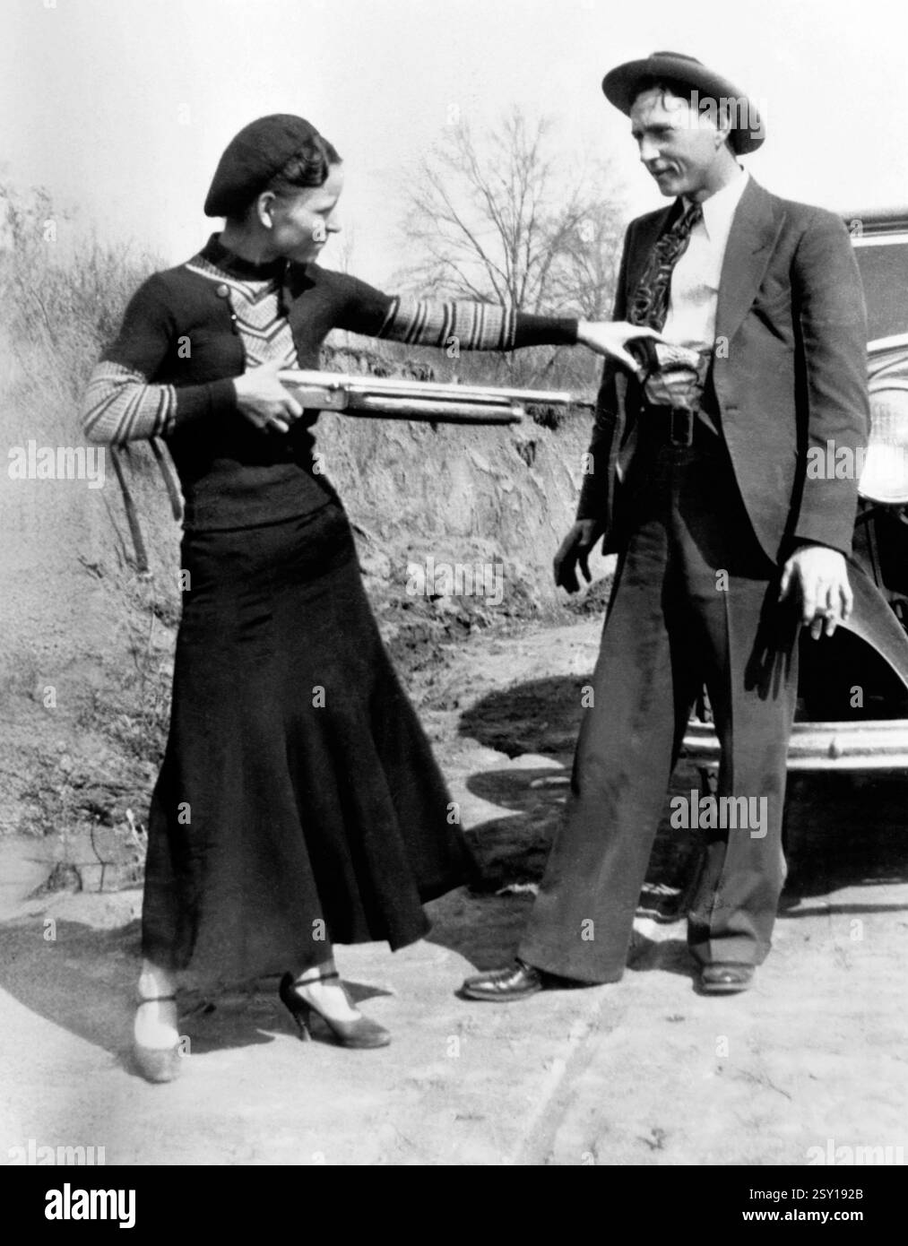 Bonnie und Clyde. Foto der berüchtigten Gesetzlosen Bonnie Elizabeth Parker (1910–1934) und Clyde Chestnut 'Champion' Barrow (1909–1934) im Jahr 1934 Stockfoto