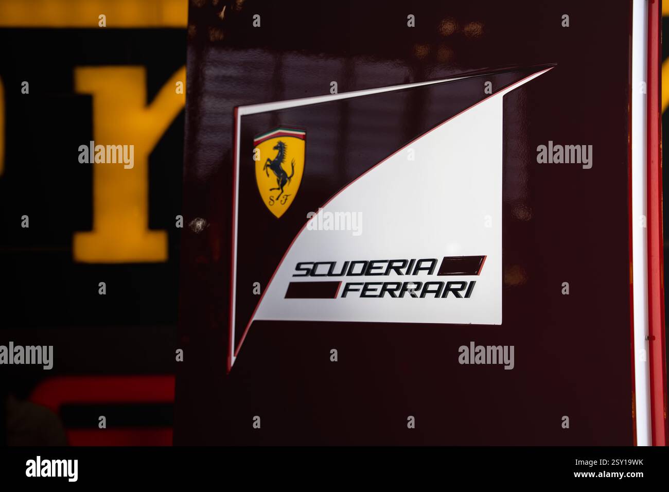 Feiern Sie das Erbe des Motorsports in einer pulsierenden Garage, die das Wesen italienischer Rennsport-Exzellenz und Ingenieurskunst demonstriert Stockfoto