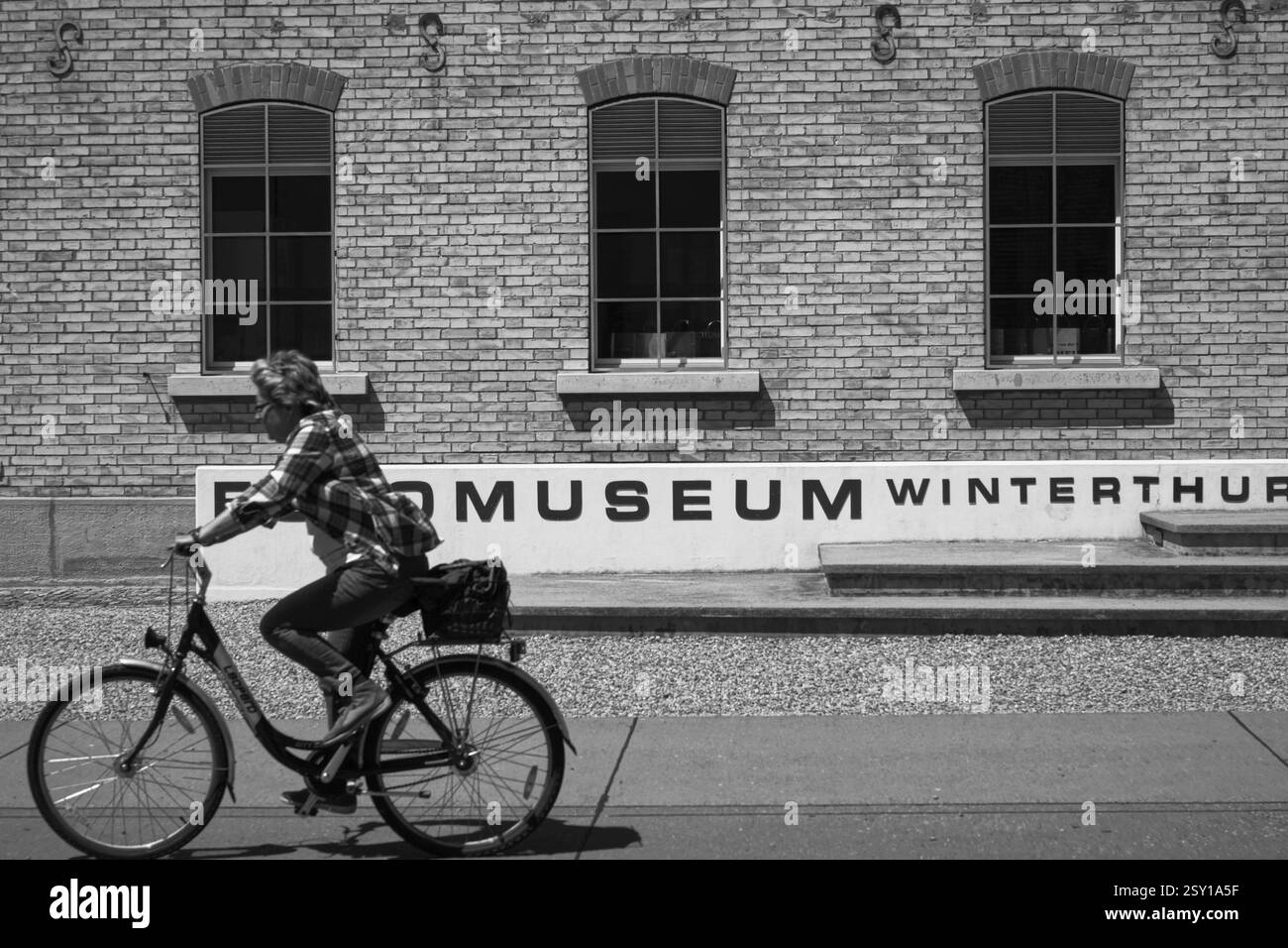 Fahrradfahrer vor dem fotomuseum winterthur, zürich, schweiz Stockfoto