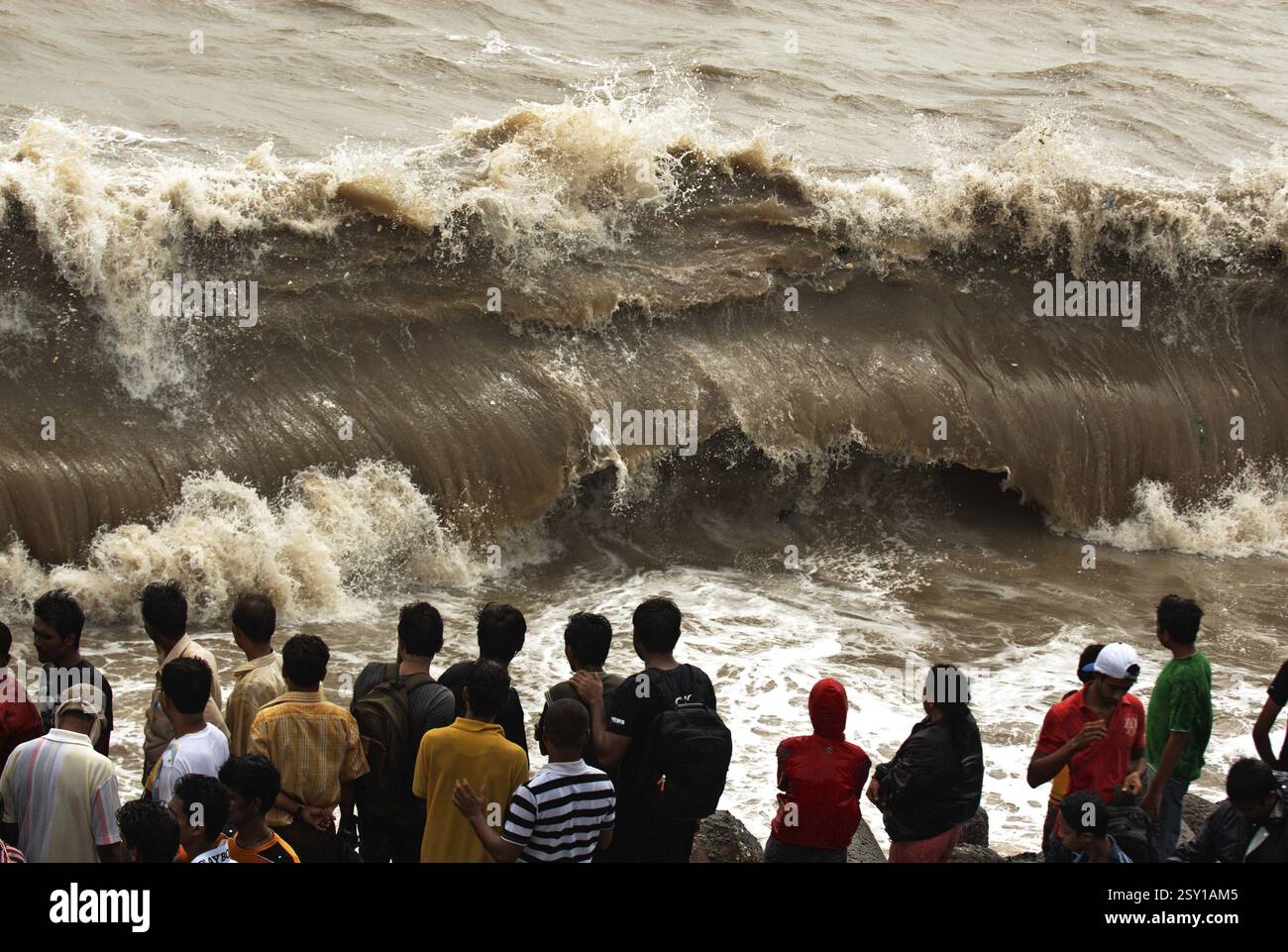 Menschen, die Hochwasser genießen, genießen am Marine Drive, Bombay Mumbai, Maharashtra, Indien, 24. Juli 2009 Stockfoto
