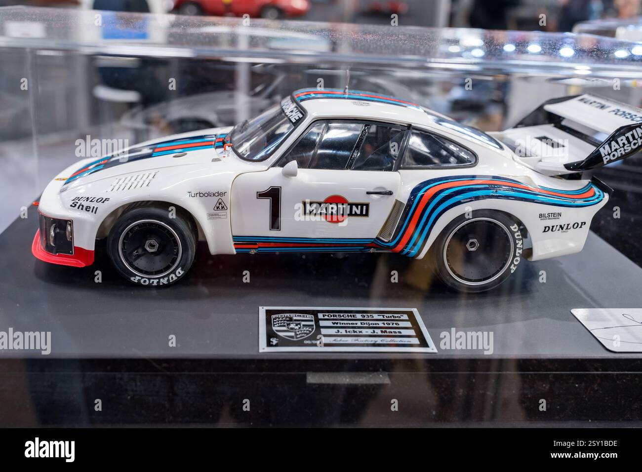 Detailgetreues Modell eines klassischen Rennwagens, das auf einer Automobilausstellung präsentiert wird, mit kompliziertem Design und Vintage-Charme Stockfoto