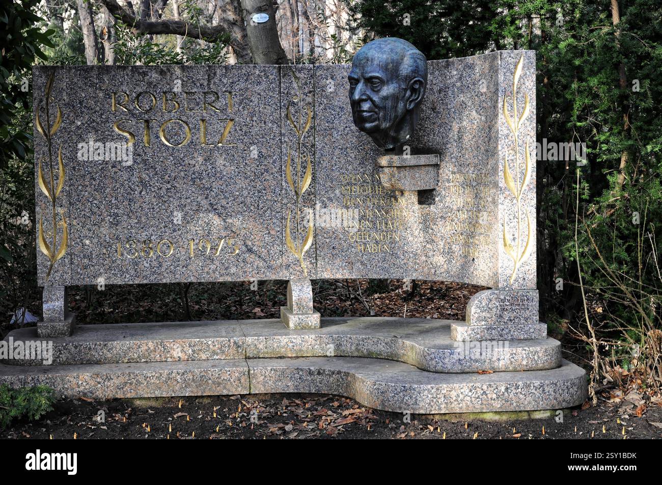 Grabdenkmal von Robert Stolz mit Büste und Inschrift auf einem Stein, Wien, Österreich, Europa Stockfoto