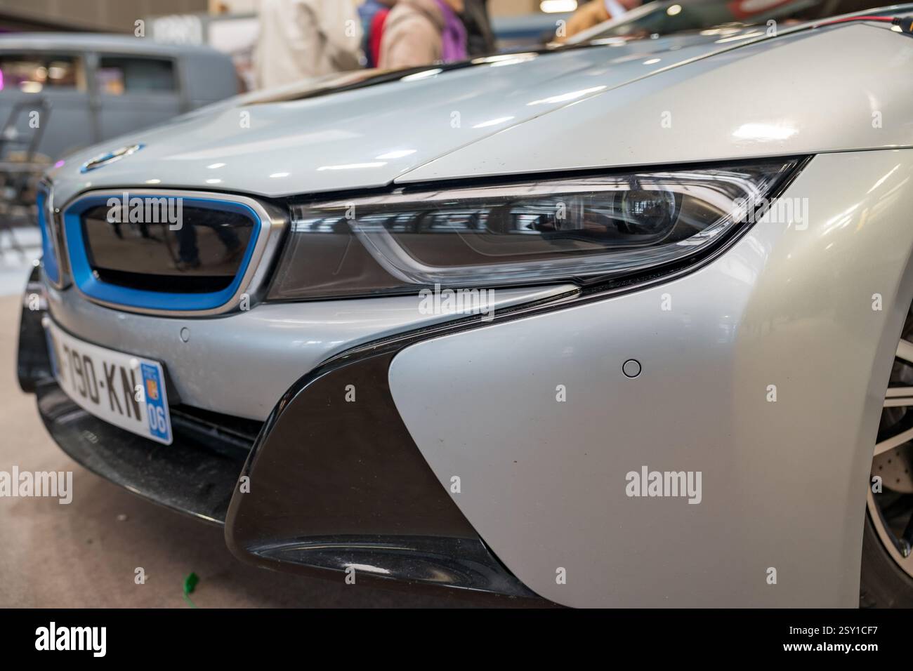 Das elegante Elektrofahrzeug präsentiert modernes Design auf einer Automobilausstellung im späten Nachmittagslicht Stockfoto