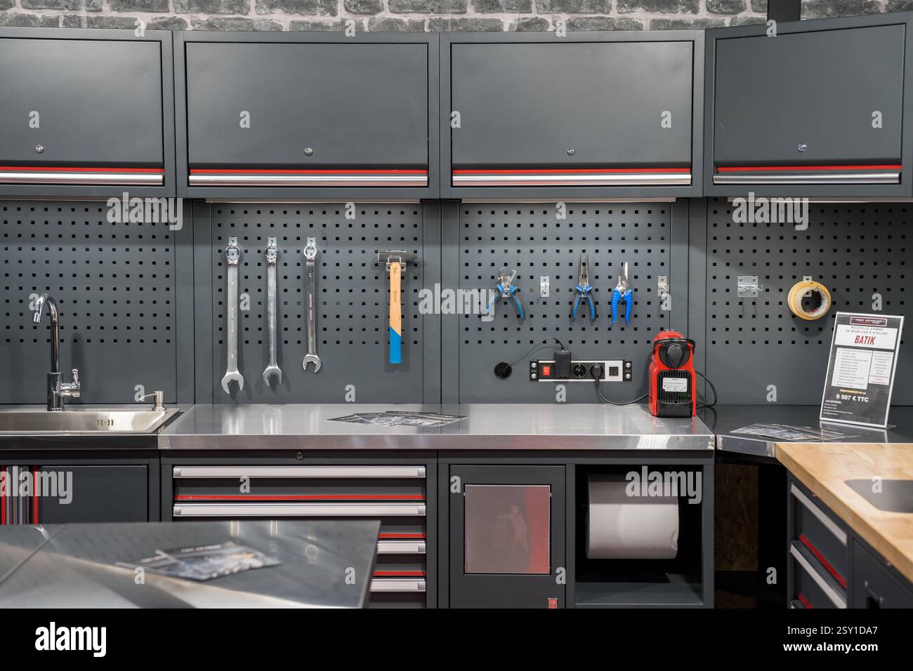 Kreative Werkstattflächen zeigen organisierte Werkzeuge und Geräte in modernem Industriedesign für Heimwerker Stockfoto