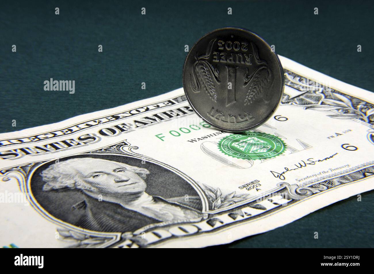 Konzept der indischen Rupie-Münze und der amerikanischen Dollar-Note Stockfoto