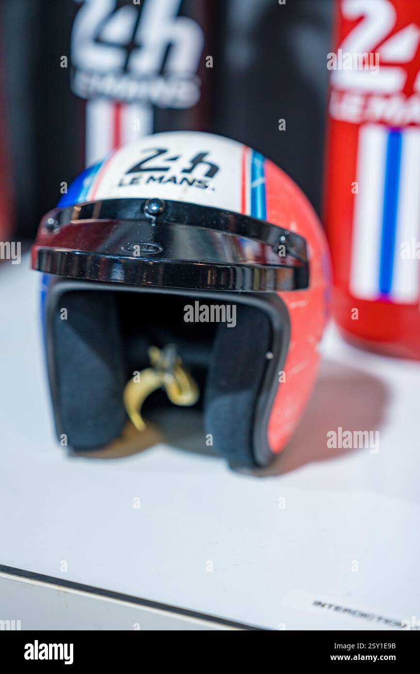 Vintage-Rennhelm, ausgestellt auf einer Motorsportausstellung in einer lebhaften Umgebung Stockfoto