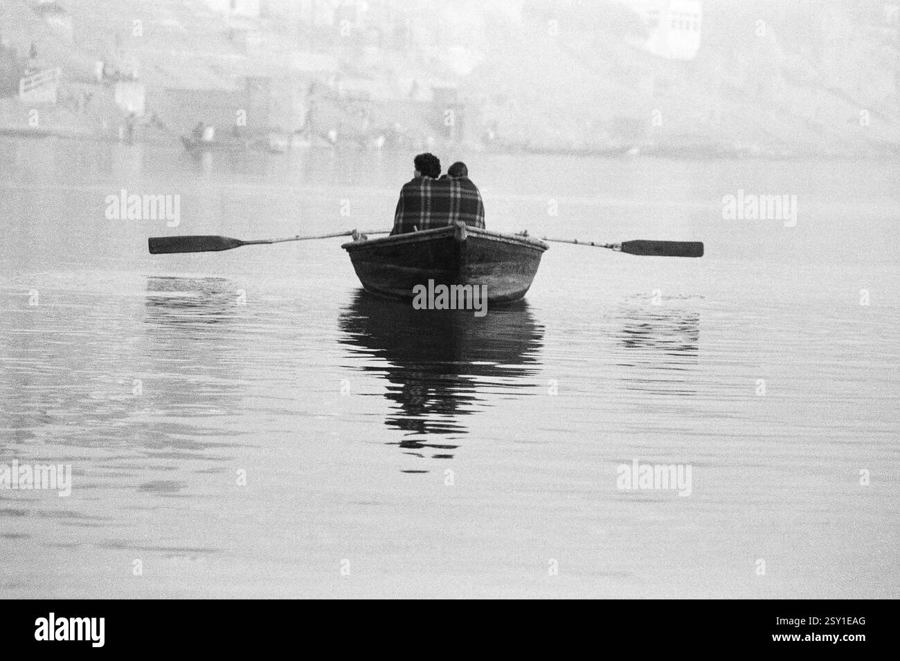 Paare in Decken-Boot auf dem Fluss Ganges Varanasi Uttar Pradesh Indien Asien 1982 Stockfoto
