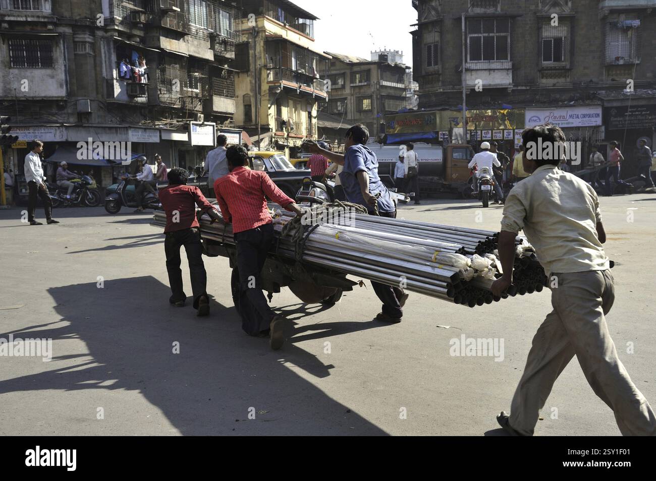 Arbeiter ziehen Handkarren in Mumbai Maharashtra Indien KEIN MR Stockfoto
