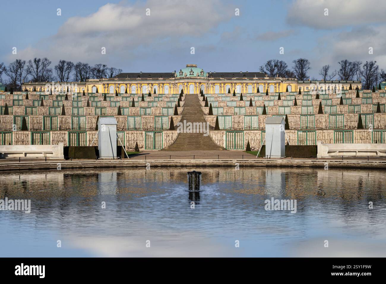 Schloss Sanssouci spiegelt sich im ruhigen Wasser mit orangerie und Gärten in potsdam im Winter Stockfoto