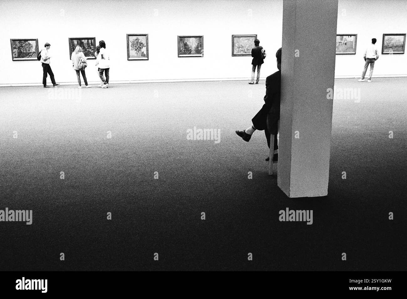 Sicherheitsfrau im Van Gogh Museum Amsterdam Niederlande Holland 1986 Stockfoto