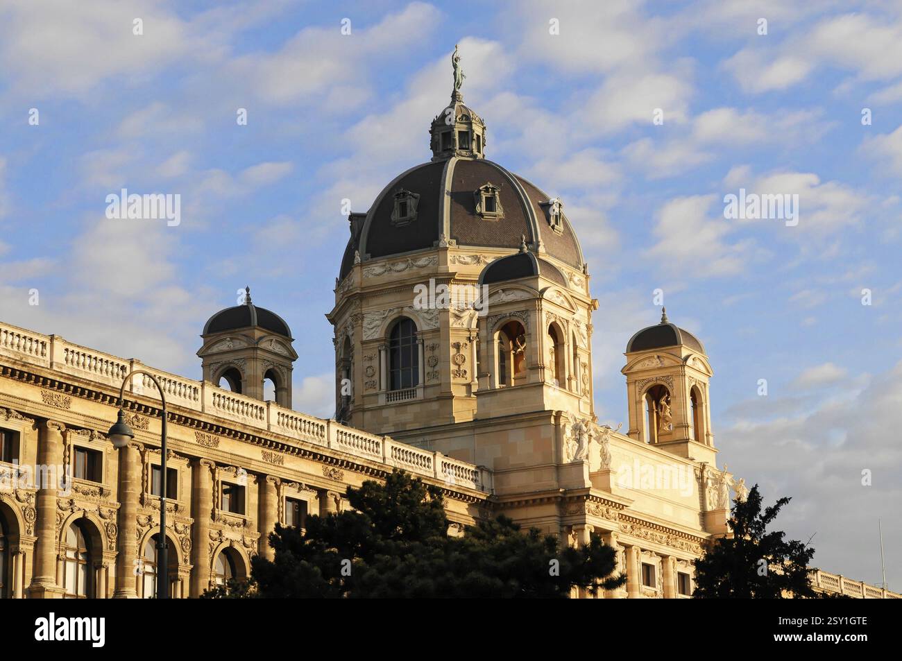 Das Naturhistorische Museum in Österreich, Wien, Historisches Museumsgebäude mit Kuppel in der Abendsonne und Renaissance-Architektur, Wien, Österreich, EU Stockfoto