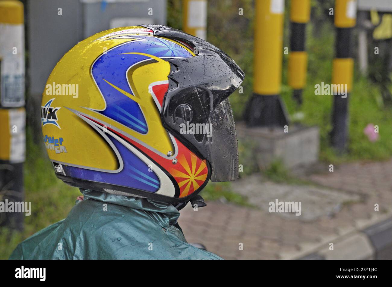 Buntes Motorradshirt im Regen in der Nähe von Ubud, Bali, Indonesien, Asien Stockfoto