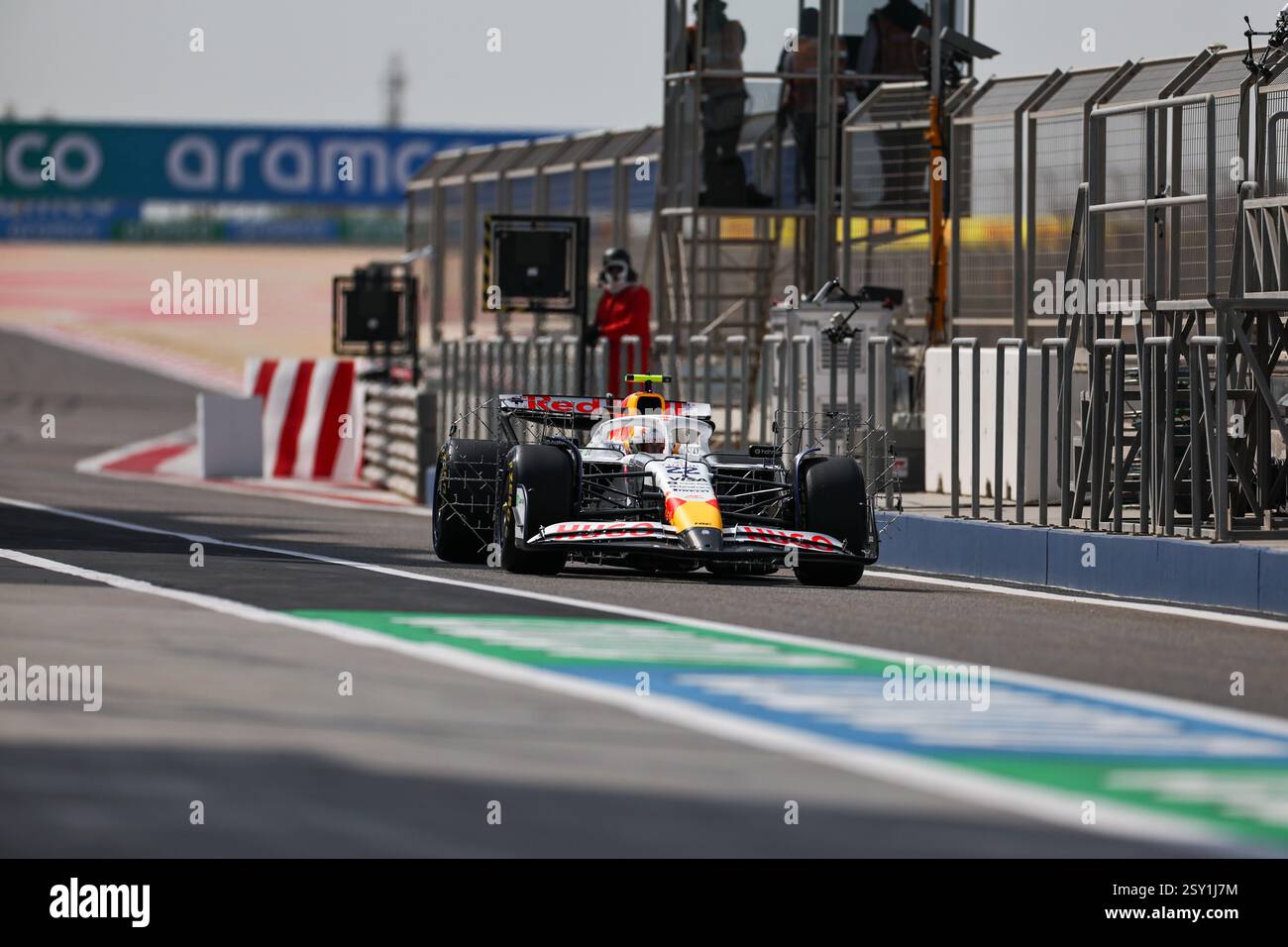 Bahrain, Bahrain. Februar 2025. BAHRAIN, BAHRAIN - 26. FEBRUAR: Yuki Tsunoda aus Japan fährt das (22) Visa Cash App RB Formel 1 Team RB01 während des ersten F1-Tests auf dem Bahrain International Circuit am 26. Februar 2025 in Bahrain. (Foto: Qian Jun/MB Media) Credit: MB Media Solutions/Alamy Live News Stockfoto