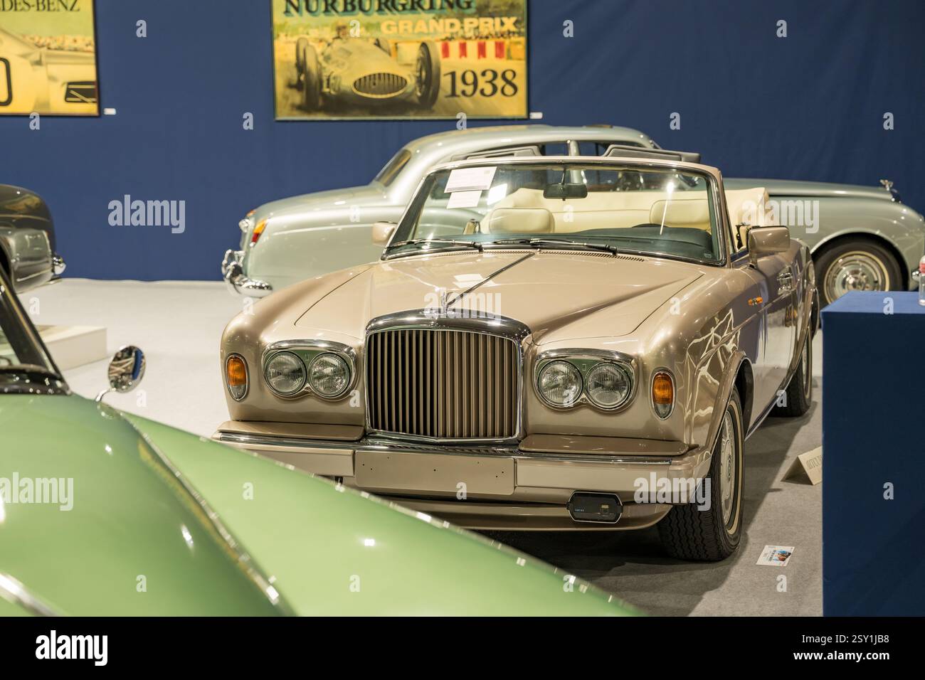 Vintage Cabriolet zeigt Eleganz auf der Automobilausstellung in der Stadt Stockfoto