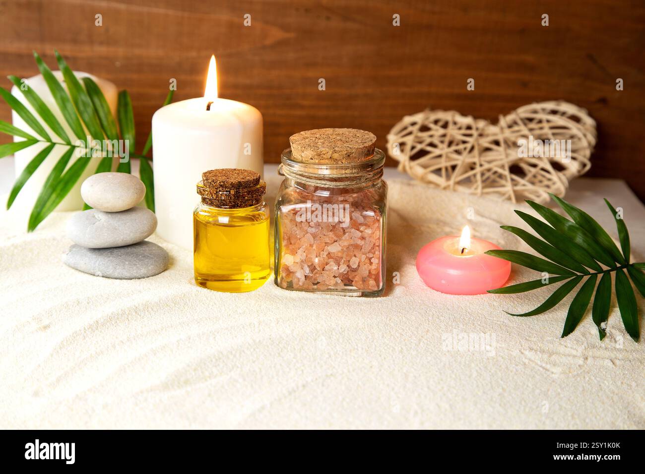 Beauty Arrangement mit aromatischem Öl, brennenden Kerzen und Mineralsalz Stockfoto