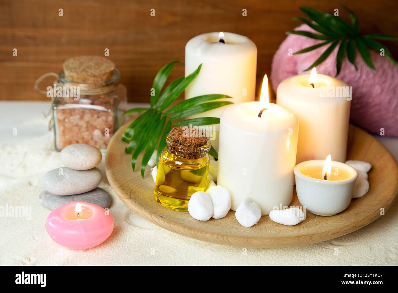 Beauty Arrangement mit aromatischem Öl, brennenden Kerzen und Mineralsalz Stockfoto