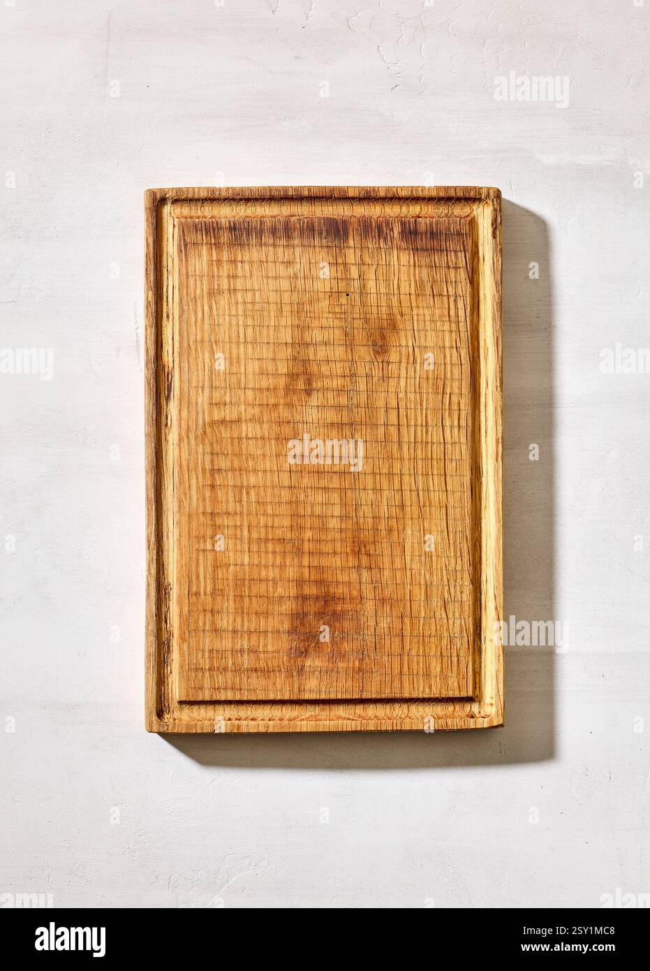 Leeres Schneidebrett aus Holz auf neutralem Hintergrund, Draufsicht Stockfoto
