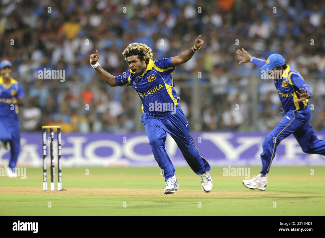 Sri Lanka Bowler Lasith Malinga feiern Wicket Batsman Sachin Tendulkar 2011 ICC World Cup Wankhede Stadium Mumbai Stockfoto