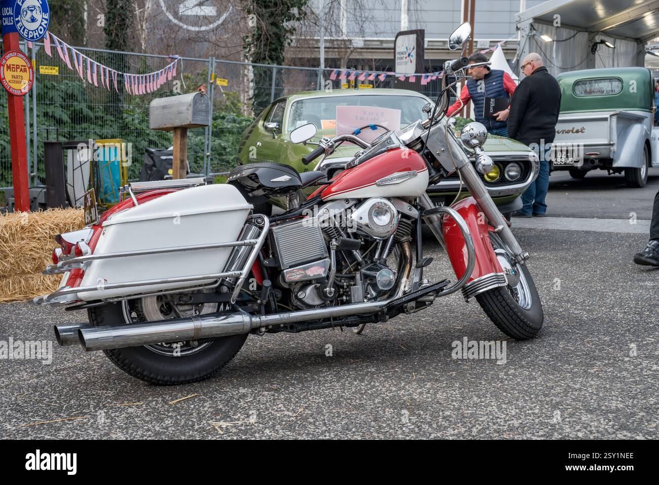Ein Oldtimer-Motorrad wird bei einer lebhaften Oldtimer-Veranstaltung in urbaner Umgebung präsentiert Stockfoto