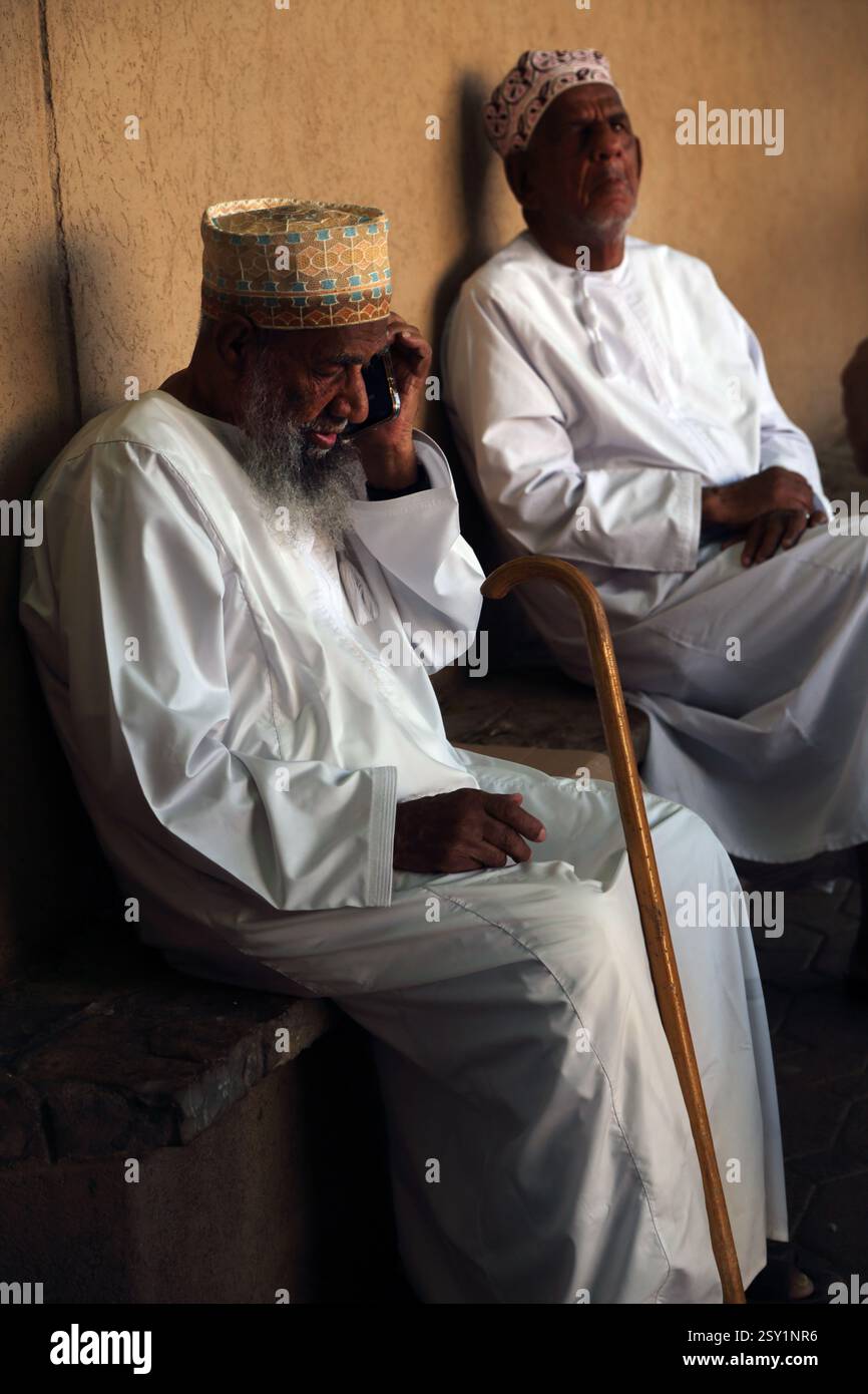 Omani-Mann mit Handy am Nizwa Market Oman Stockfoto