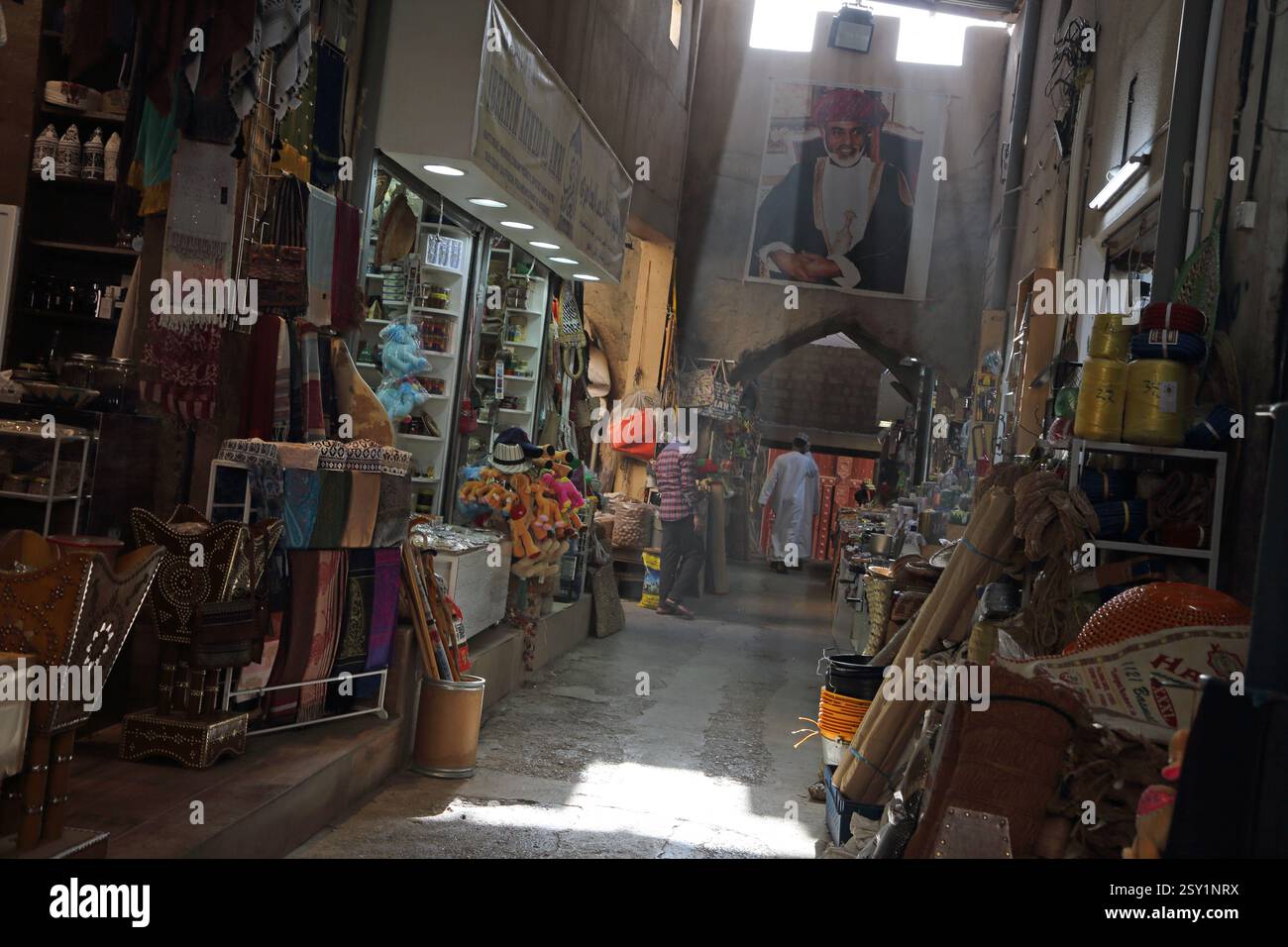 Weihrauch, Gewürze, Kuschelkamele und Haushaltsartikel im Nizwa Market (Souk) Oman Stockfoto
