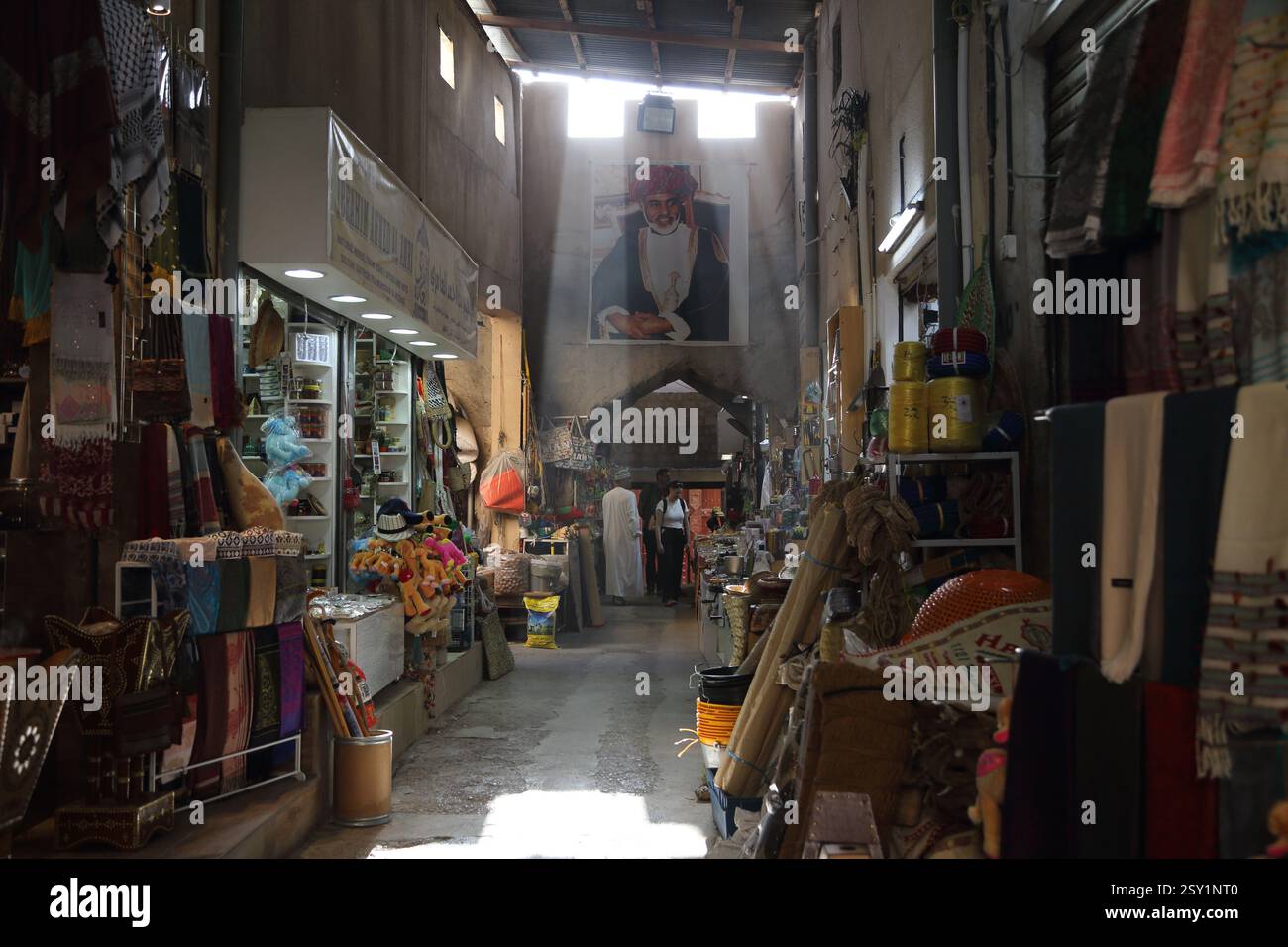 Weihrauch, Gewürze, Kuschelkamele und Haushaltsartikel im Nizwa Market (Souk) Oman Stockfoto