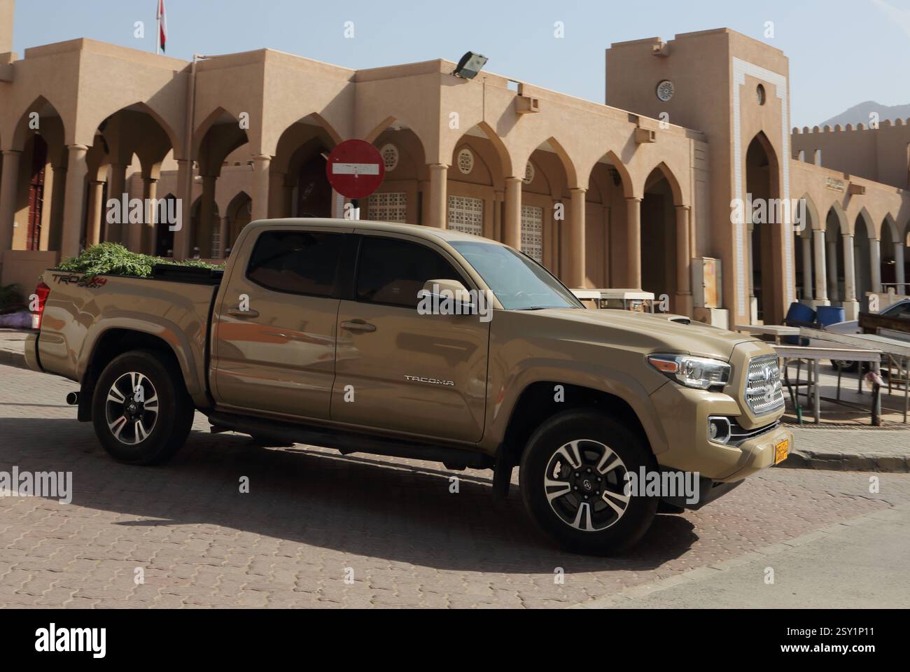 Holen Sie den Truck vor dem Nizwa Market Oman ab Stockfoto