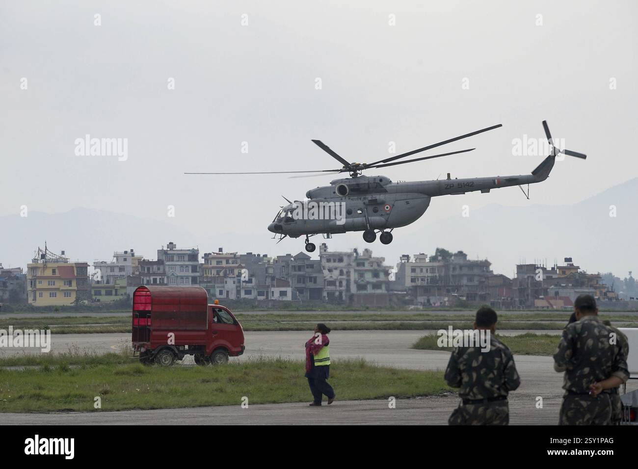 Hubschrauber abheben, internationaler Flughafen Tribhuvan, Kathmandu, Nepal, Asien Stockfoto