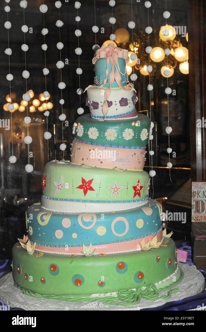 Bunte, mehrschichtige Torte in einem Café mit dekorativen Lichtern, Wien, Österreich, Europa Stockfoto