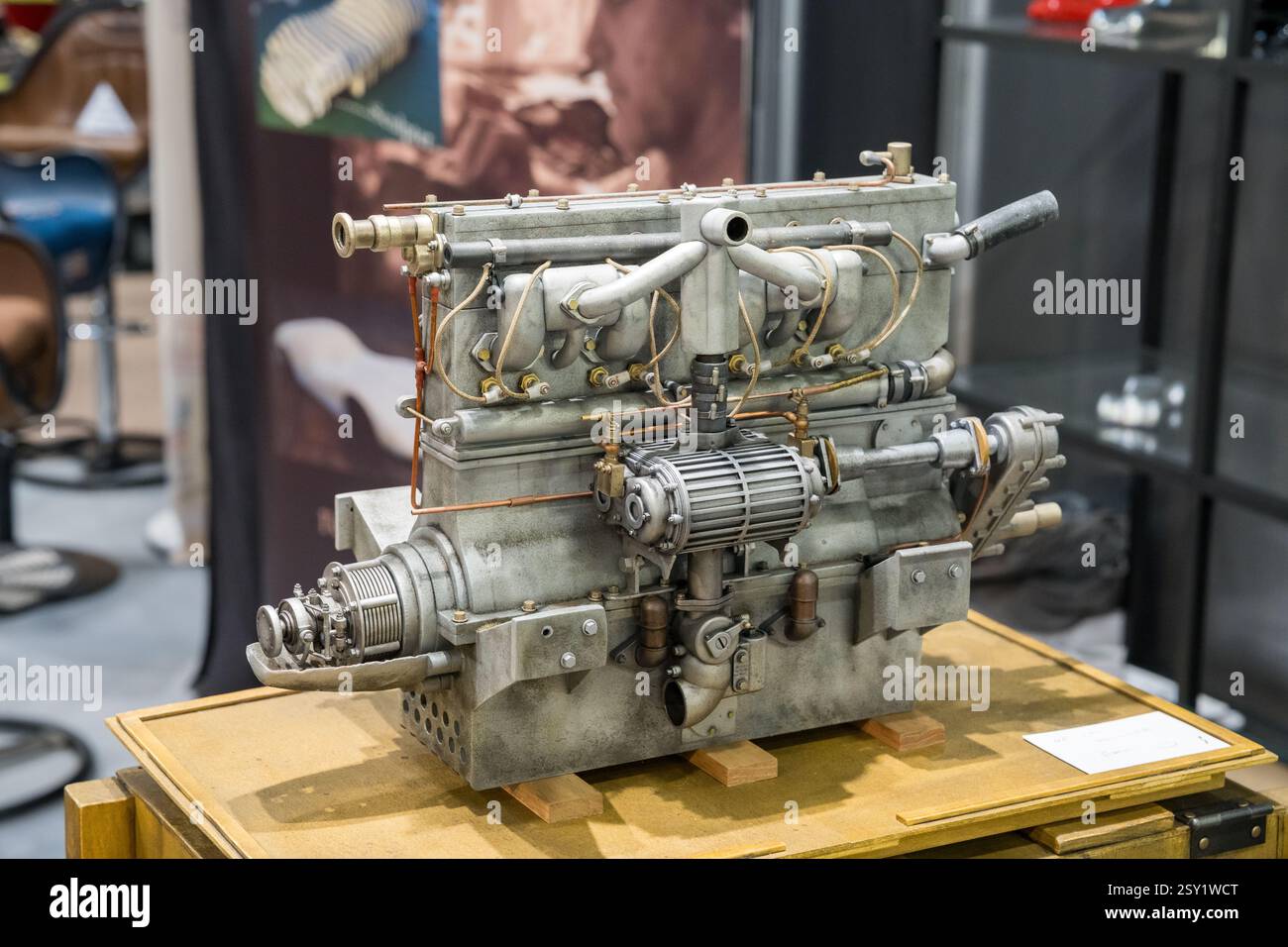 Das komplexe Oldtimer-Motormodell zeigt auf der Automobilausstellung im Museum für modernes Design die Handwerkskunst Stockfoto