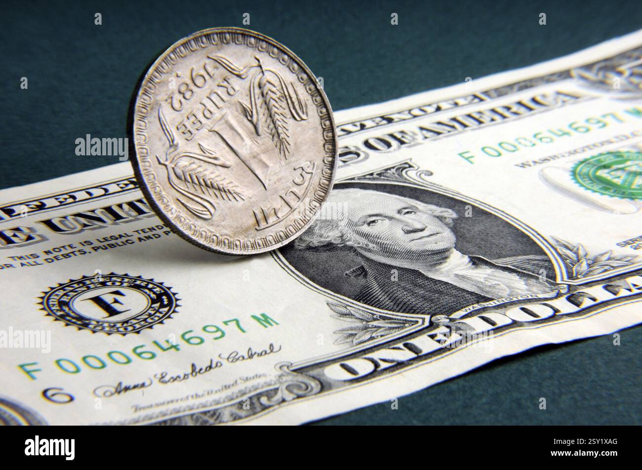 Konzept der indischen Rupie-Münze und der amerikanischen Dollar-Note Stockfoto