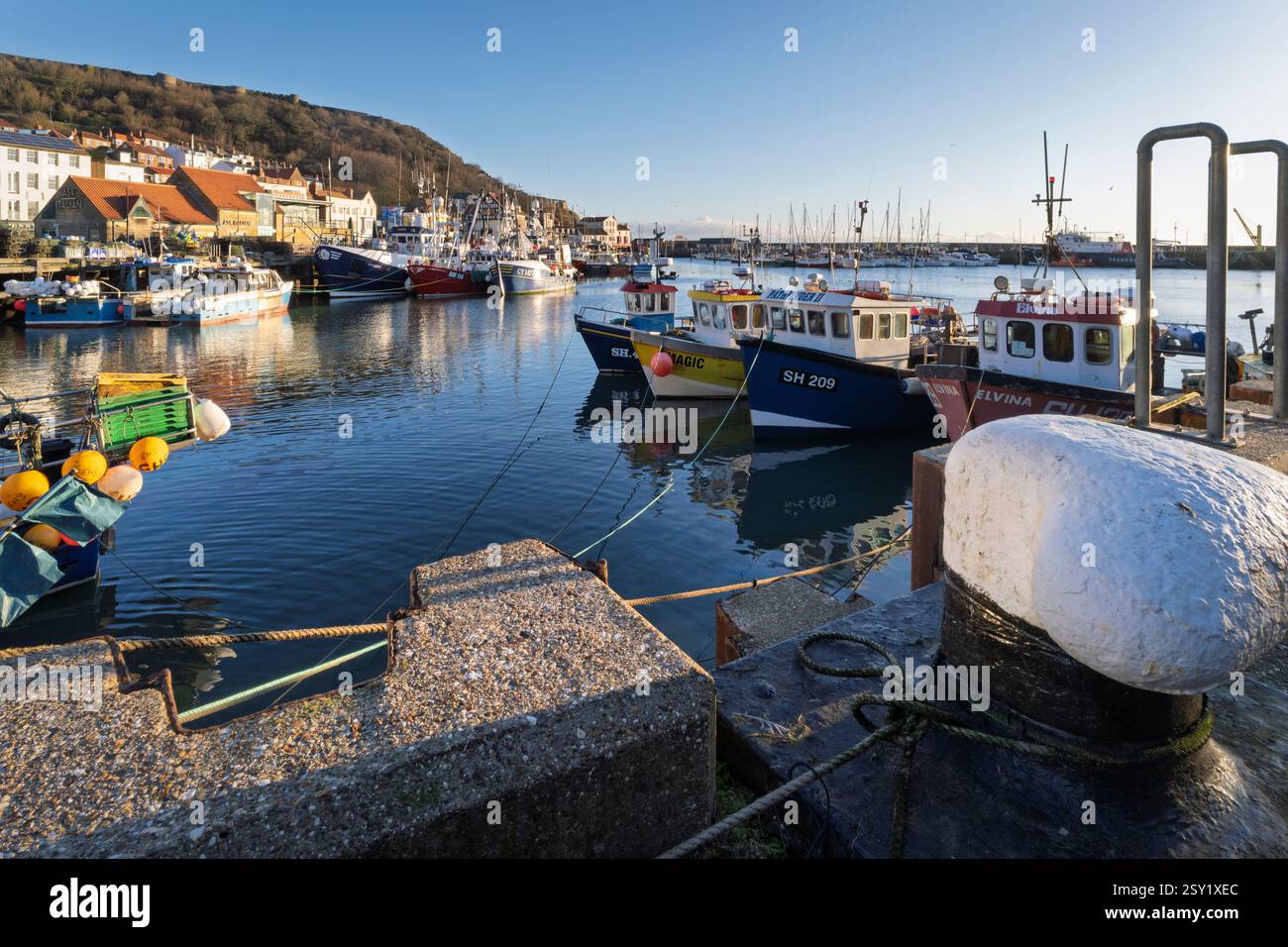 Fischerboote liegen im Winter im Hafen von Scarborough, England Stockfoto
