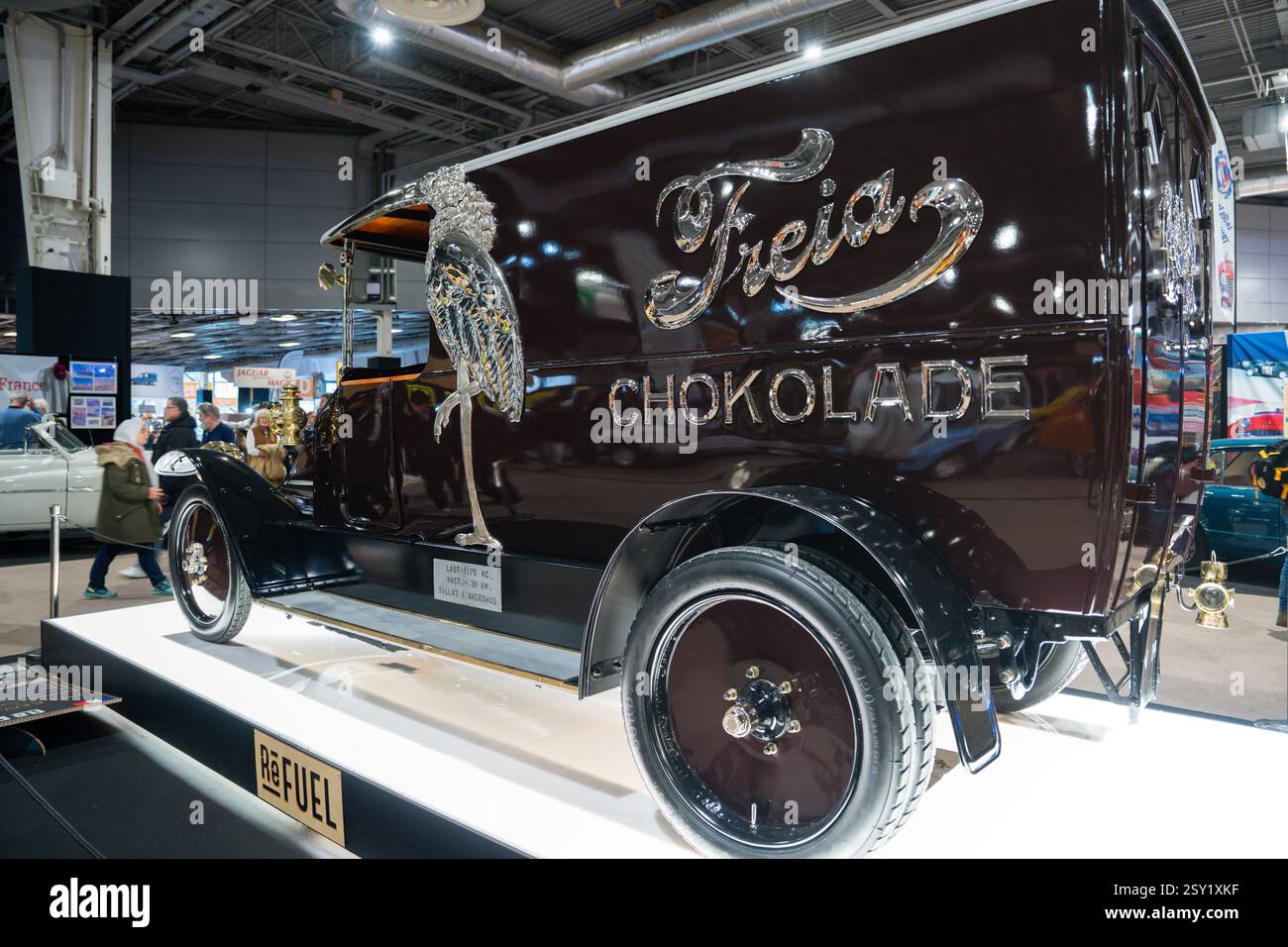 Der Vintage-Lieferwagen zeigt auf der Ausstellung ein exquisites Schokoladenbranding Stockfoto