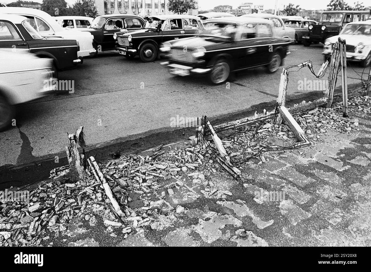 Verrosteter, beschädigter Zaun am Marine Drive Mumbai Maharashtra India Asia 1983 Stockfoto