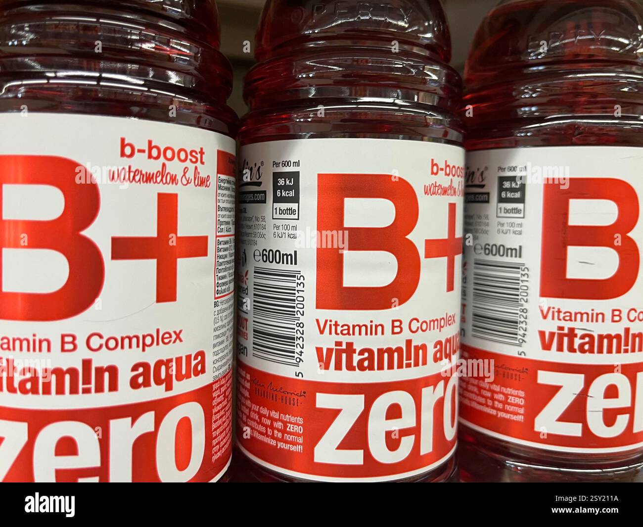 Vitamin Aqua Drink angereichert mit B-Komplex Vitaminen auf Lebensmittelgeschäft Regal, Vitamin-infundiertes Wasser, Gesundheitsgetränk, Hydratationsprodukt - Smartphone-aufgenommenes Stockfoto