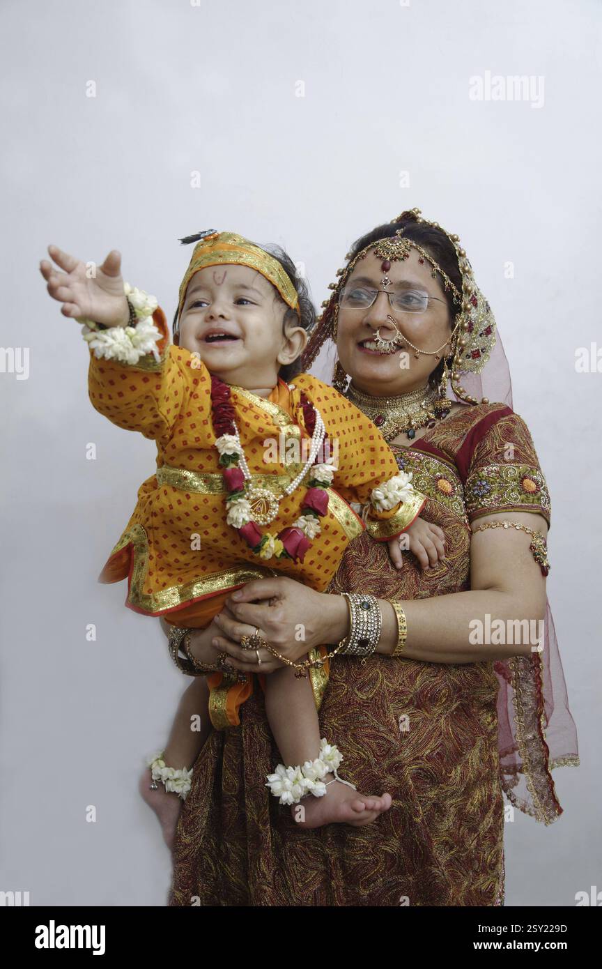 Frau Yashoda hält Kind krishna India Asia MR#736LA MR#364 Stockfoto