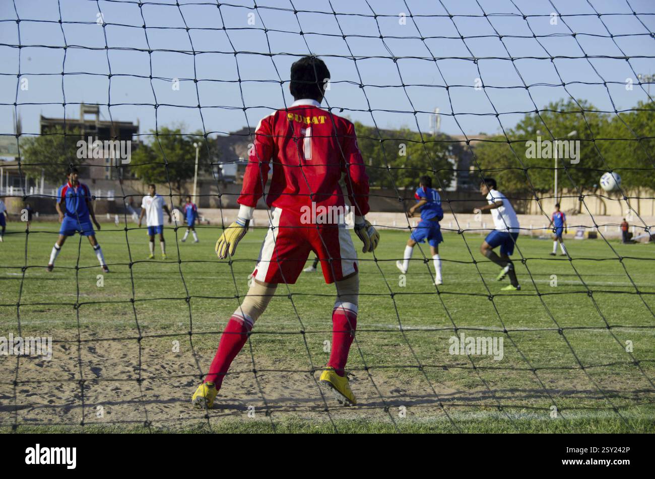 Torhüter steht vor dem Netz-Fußballspiel in Jodhpur Indien Stockfoto