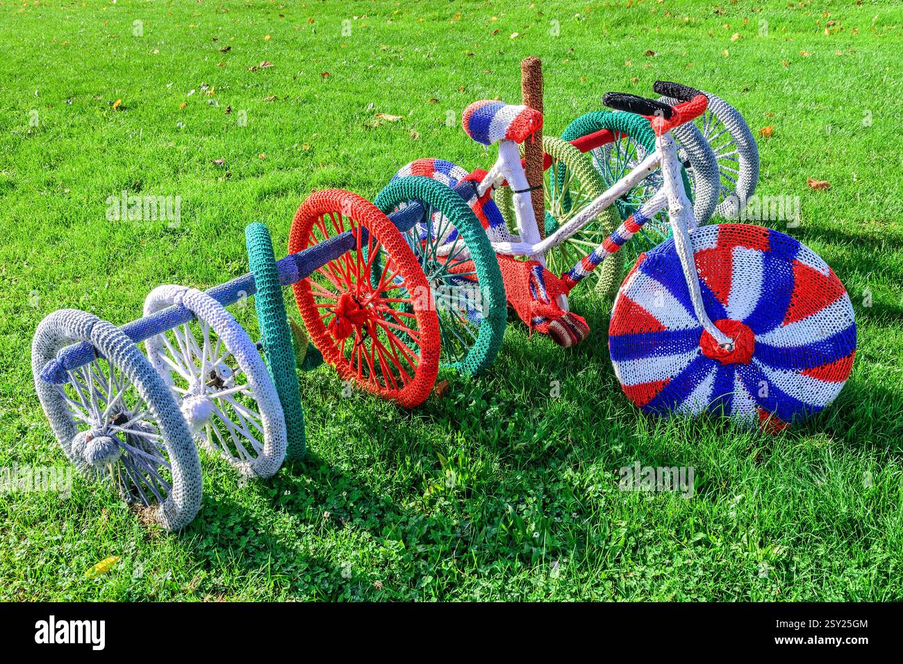 Dekoratives Ausstellungsrad mit zehn Rädern, alle mit Häkelarbeit bedeckt - Bossay-sur-Claise, Indre-et-Loire (37), Frankreich. Stockfoto