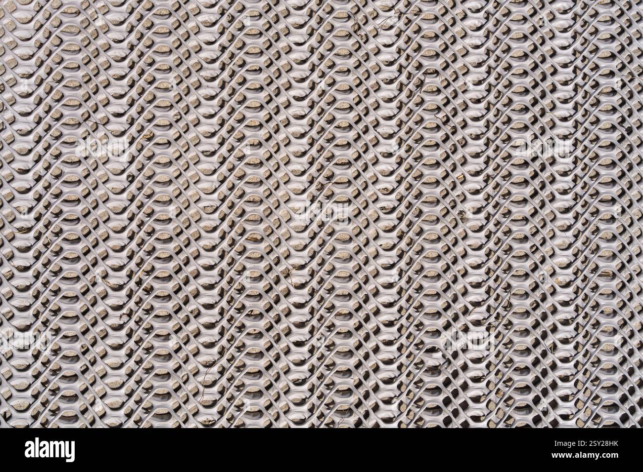 Die weiße Oberfläche des Haushaltsbehälters aus Kunststoff hat eine ähnliche Struktur wie die Korbwand. Hintergrund. Stockfoto