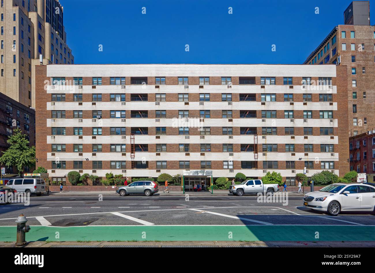 Chadwin House, ein siebenstöckiges Wohngebäude aus Ziegelstein, das sich durch weiße Bänder an der Fassade der 7th Avenue auszeichnet. Stockfoto