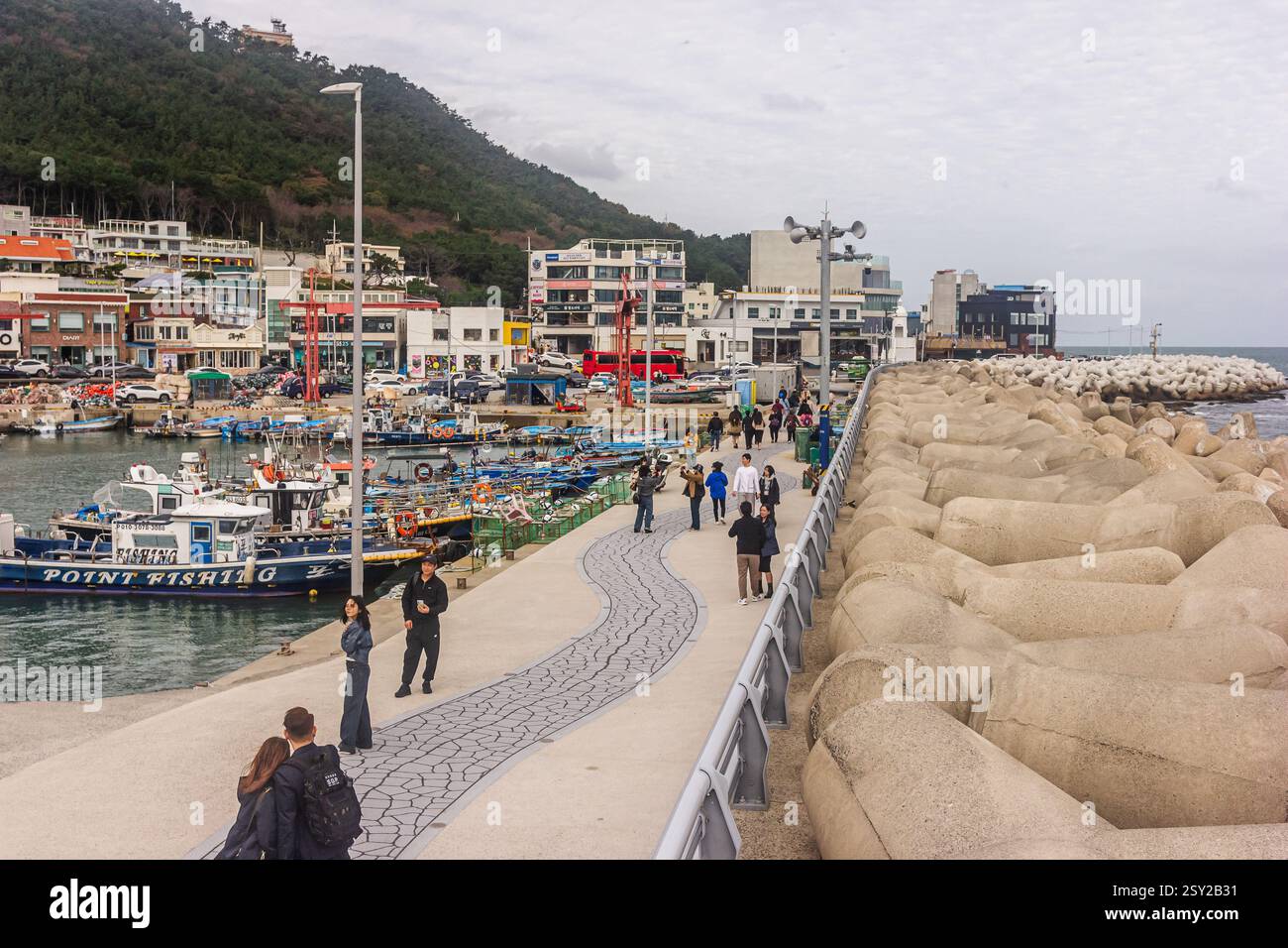 Busan, Südkorea - 29. Oktober 2024: Cheongsapo Angelhafen mit ruhiger Atmosphäre und wunderschönem Meerblick. Stockfoto