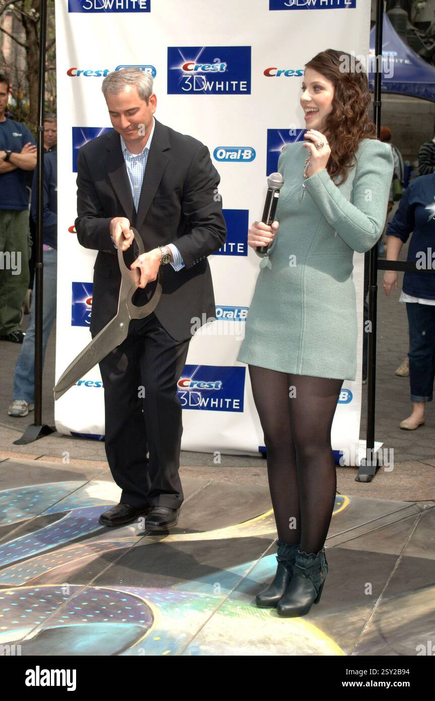 NEW YORK – 06. APRIL: Schauspielerin Michelle Trachtenberg nimmt am 6. April 2010 am Herald Square in New York Teil. Leute: Michelle Trachtenberg Stockfoto
