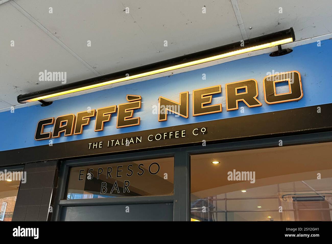 Caffè Nero Beschilderung im Stadtzentrum von Carmarthen. Carmarthenshire, Wales, Vereinigtes Königreich. Dezember 2024. Stockfoto