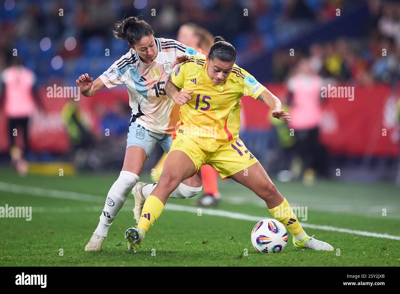 VALENCIA, SPANIEN - 21. FEBRUAR: Leila Ouahabi aus Spanien tritt beim UEFA Women's Nations Leag mit Mariam Abdulai Toloba aus Belgien um den Ball an Stockfoto