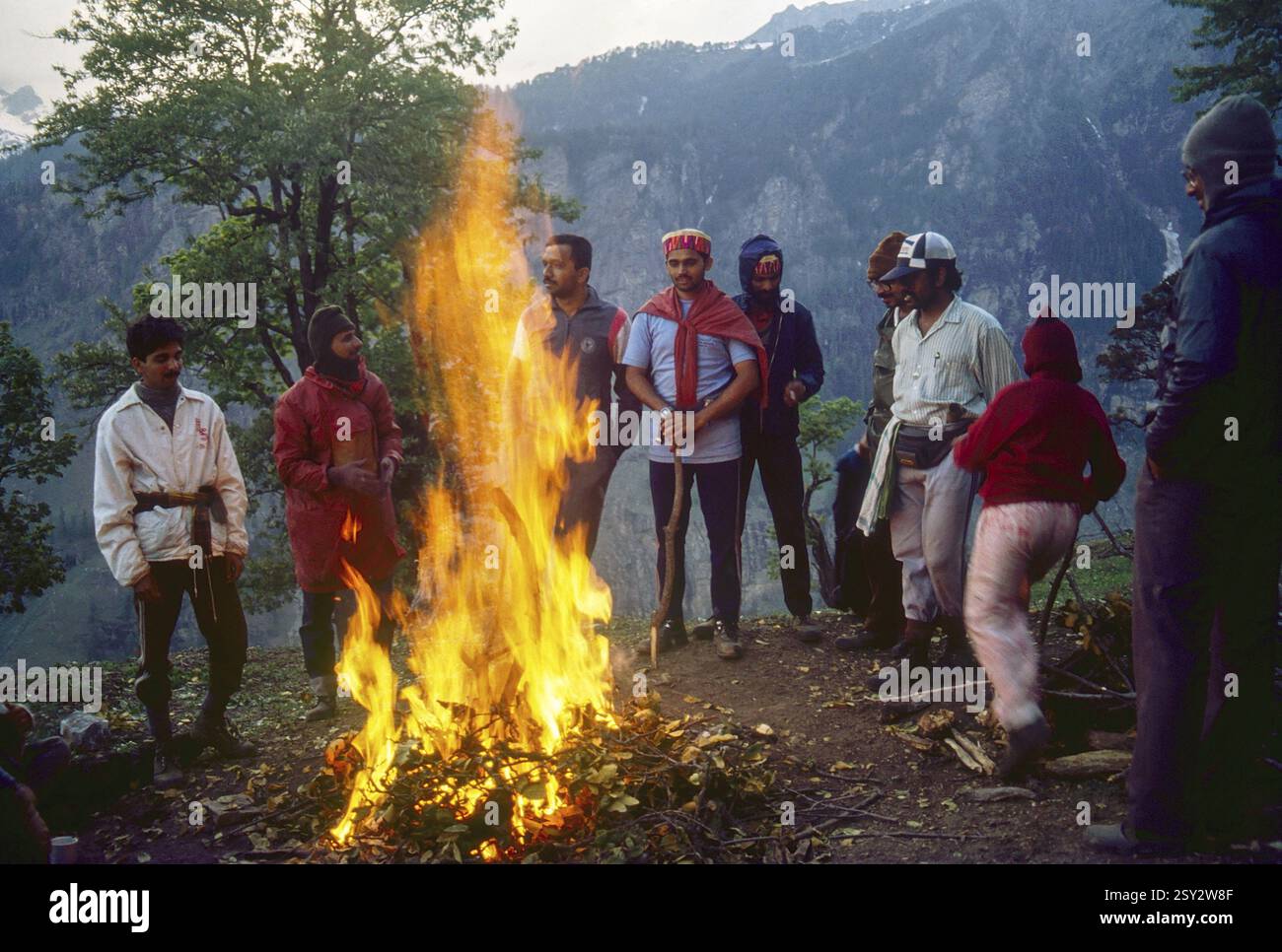 Trekker am Lagerfeuer, Gulaba, himachal pradesh, Indien, Asien Stockfoto