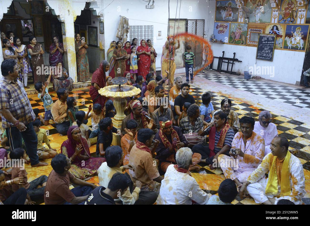 Männer und Frauen singen devotional Songs im Gang Shyamji Tempel in Jodhpur Indien Stockfoto