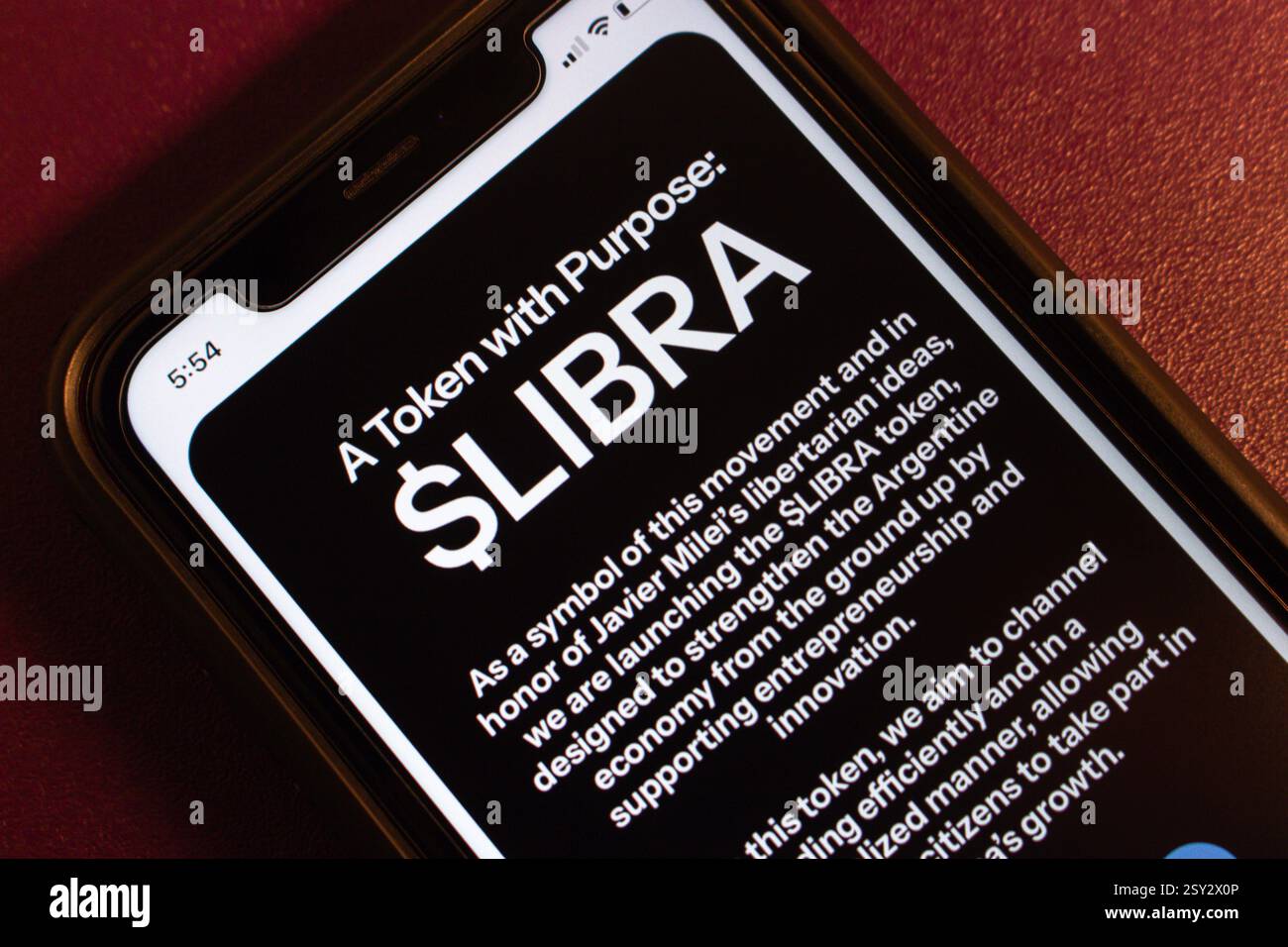 Auf dem Smartphone-Bildschirm werden Informationen über $LIBRA von der Website des Viva La Libertad Project angezeigt, die eine argentinische Kryptowährungsinitiative repräsentiert Stockfoto