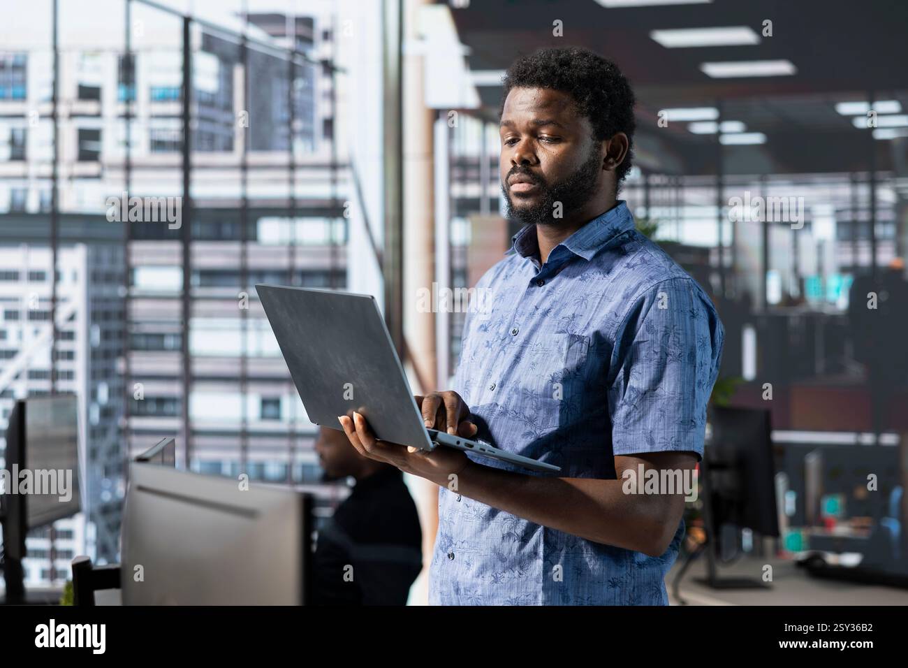 Techniker führt eine detaillierte Codeprüfung durch, um Fehler zu beheben und potenzielle Leistungs- und technische Probleme mit der Unternehmenssoftware zu identifizieren. IT-Mitarbeiter debuggen und optimieren Code Stockfoto